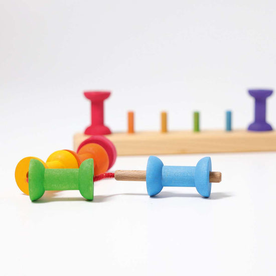 Fädelspiel Holzspulen für Kleinkinder
