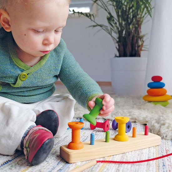 Fädelspiel Holzspulen für Kleinkinder